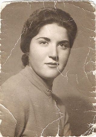 Autorretrato sepia de los años 50 con rasgaduras y desgaste en los bordes