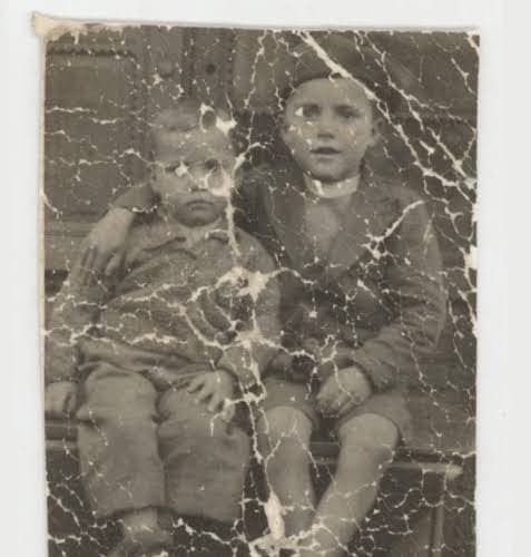 Foto de niños jugando en un patio, años 65, deteriorada por el paso del tiempo