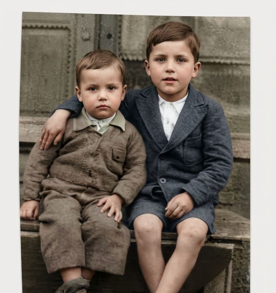 La misma foto de los niños en el patio restaurada, con tonos de piel naturales